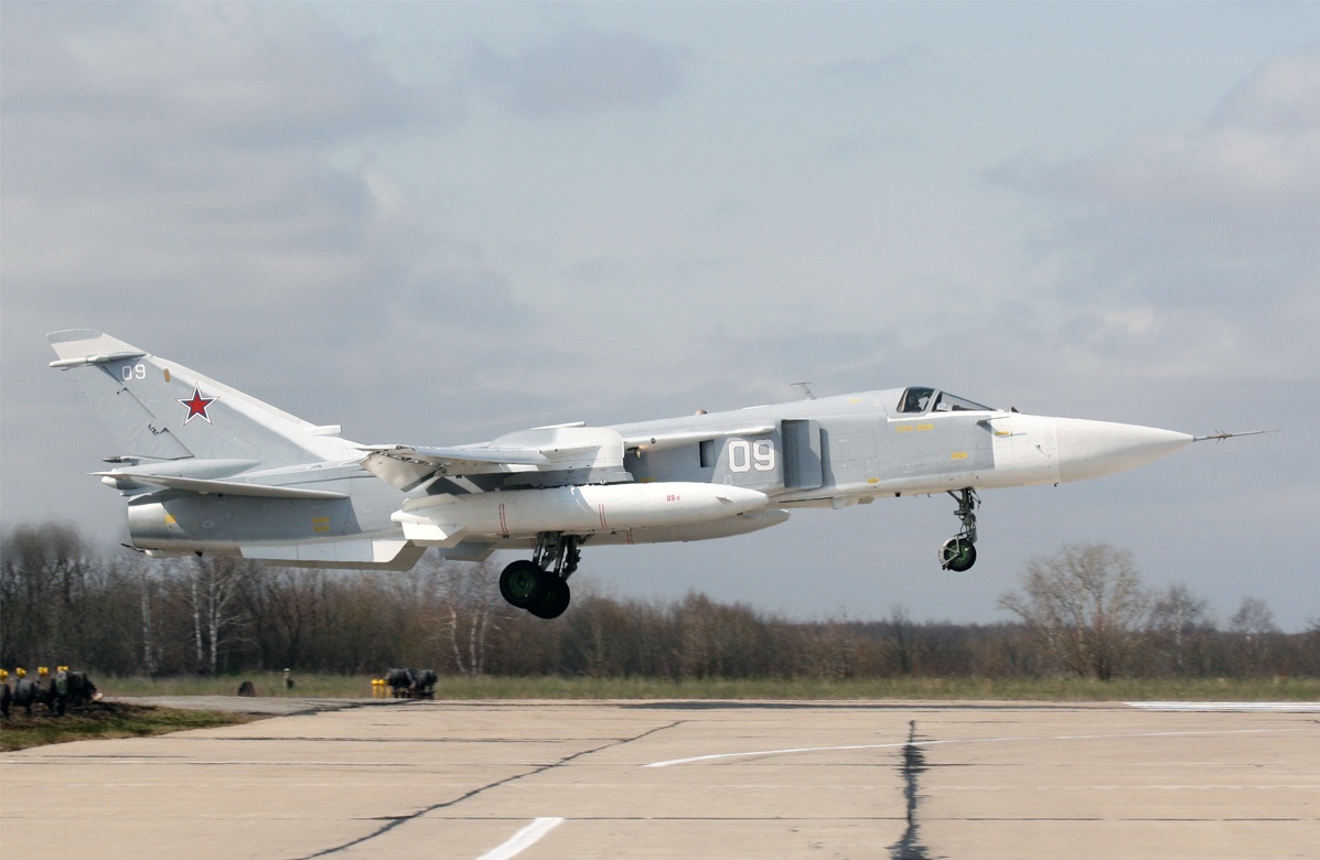 Фронтовой бомбардировщик Су-24М. - Российская авиация